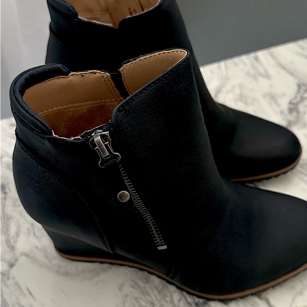 Used Naturalizer women’s  boot size 6 1/2 M .